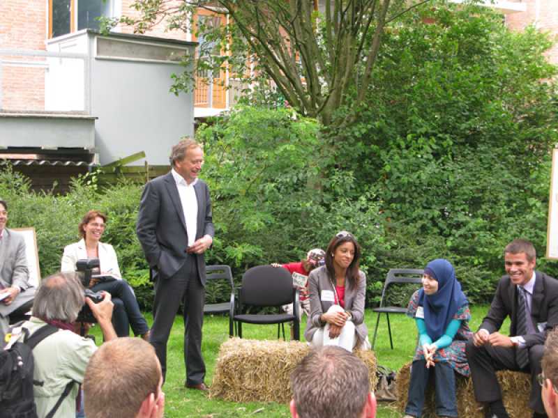 Henk Bleker bezoekt Foodscape Schilderswijk, 2011 foto: Stroom Den Haag