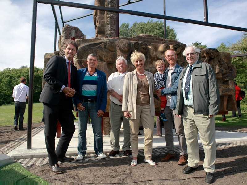 Bart Moesbergen (directeur Strategie en Vastgoed Haag Wonen), bewoners, wethouder Marjolein de Jong, Toby Paterson (en zoon) foto: Ton Groenendijk