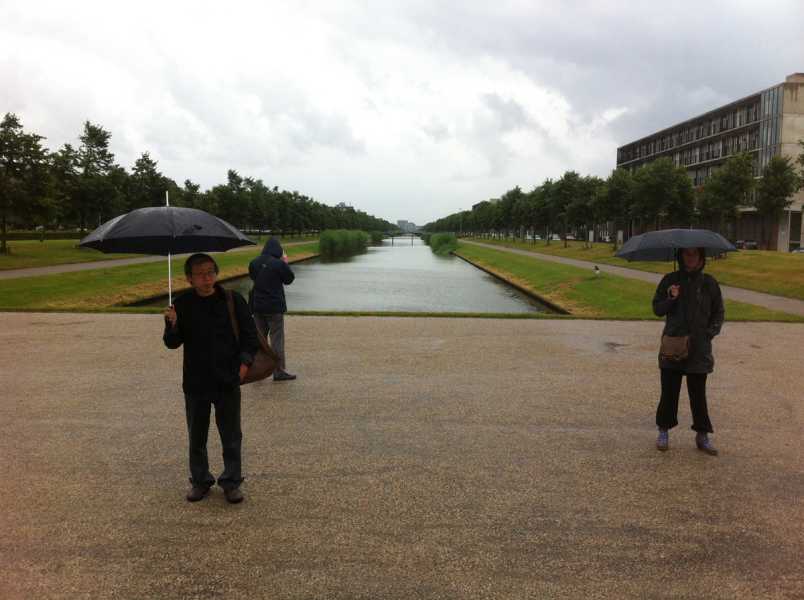 Huang Yong Ping bezoekt de locatie in Leidschenveen-Ypenburg foto: Stroom Den Haag