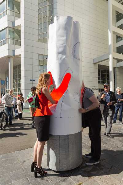 Yvonne Dröge Wendel, onthulling ‘To Be To Gather’, 2022 foto: Naomi Moonlion, courtesy Stroom Den haag