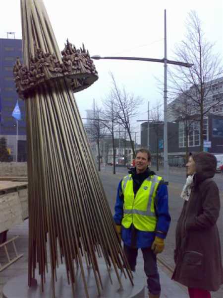 Famke van Wijk, plaatsing van het beeld op 1 februari 2011 foto: Stroom Den Haag