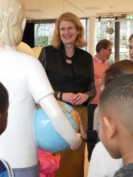 Onthulling door burgemeester Pauline Krikke foto: Vincent de Boer, courtesy Stroom Den Haag