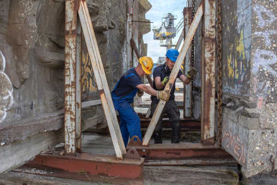 Transport werk Pierre van Soest, mei 2019 foto: Peter de Ruig, courtesy Stroom Den Haag