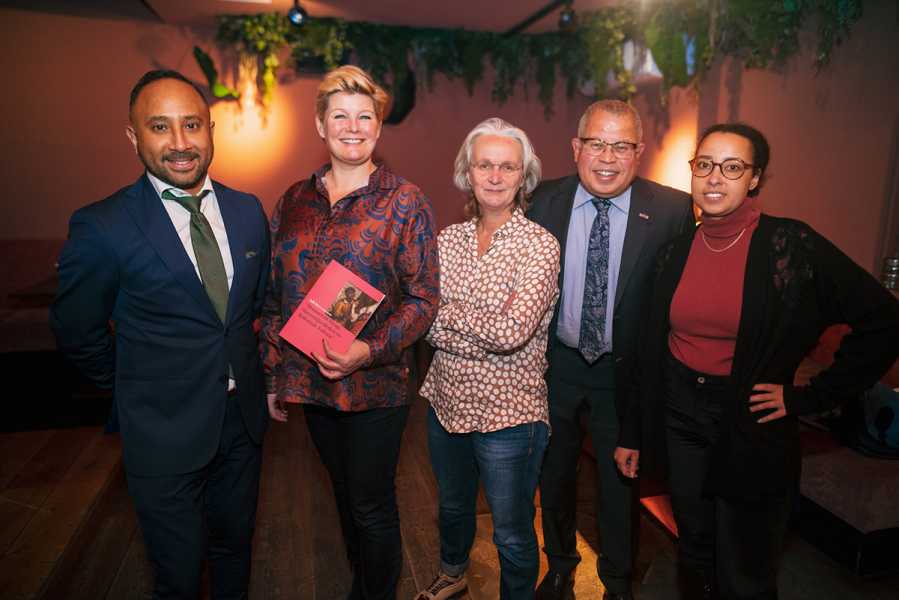 Overhandiging advies aan wethouder Vavier. Vlnr: Henry Timisela, Mariëlle Vavier, Annet Zondervan (voorzitter), Lionel Martijn, Lisette van den Berg foto: Jassir Jonis