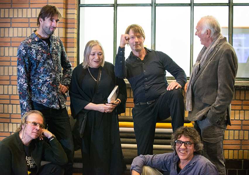 Winnaars Ouborg Prijs bij elkaar in 2019: vlnr Philip Akkerman, Zeger Reyers, Christie van der Haak, Jeroen Eisinga, André Kruijsen, Auke de Vries foto: Mylène Siegers, courtesy Stroom Den Haag