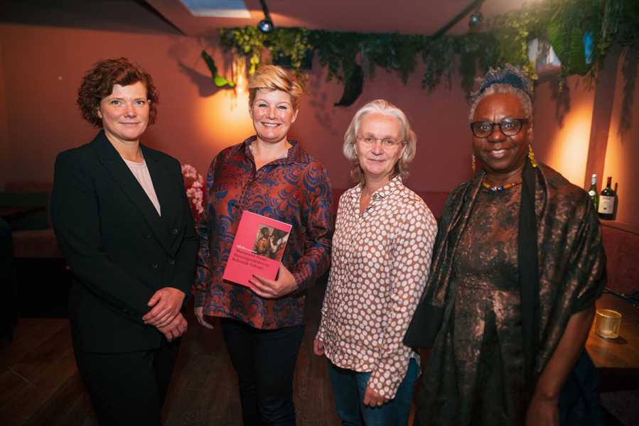 Overhandiging advies aan wethouder Vavier. Vlnr: Alexandra Landré, Mariëlle Vavier, Annet Zondervan, Peggy Wijntuin foto: Jassir Jonis