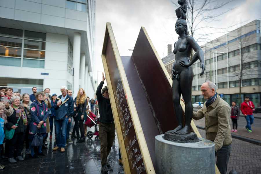 Onthulling sculptuur Femmy Otten foto: Eric de Vries, courtesy Stroom Den Haag