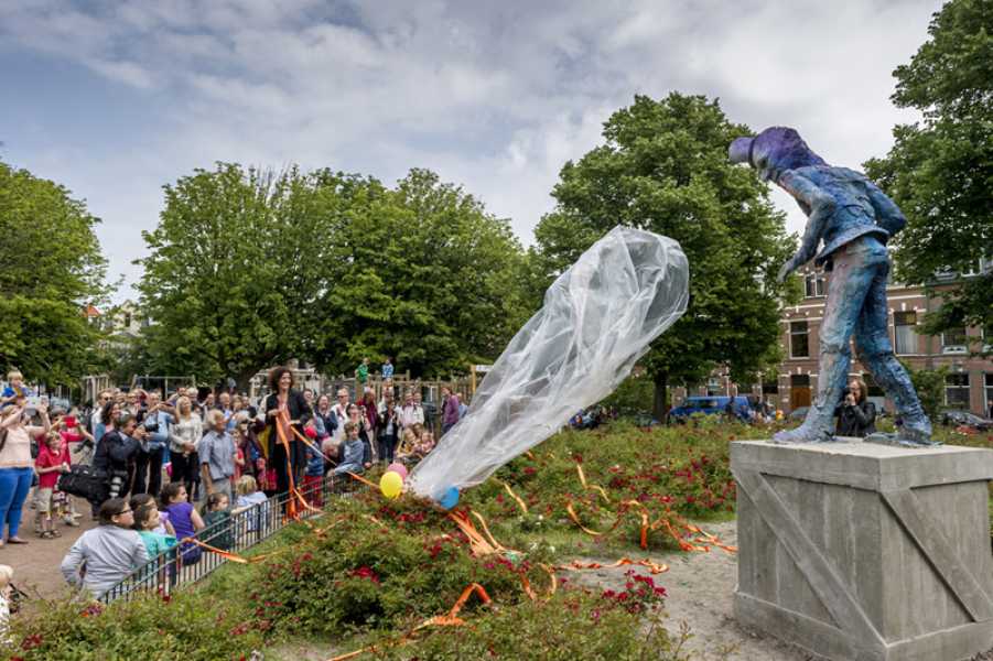 homestroom den haagprogrammakunst en de stedelijke omgevingsubsidies, documentatie en atelierskenniscentrumPublicatieseducatiepers archiefzoekenglish  Folkert de Jong ‘De Speler’ Koningsplein, Den Haag Locatie: Koningsplein, Den Haag Onthulling: zaterdag 21 juni 2014, 14 uur door wethouder Ingrid van Engelshoven, gevolgd door een feestelijke middag met kinderspelen Fotoalbum van de onthulling  Op zaterdag 21 juni 2014 werd het beeld De Speler van kunstenaar Folkert de Jong op het Koningsplein in Den Haag onthuld door Ingrid van Engelshoven (wethouder Onderwijs en Dienstverlening). Gedurende de feestelijke middag organiseerde het bewonerscomité op het plein tal van kinderspelen. Na het jarenlang pleidooi van omwonenden krijgt het Koningsplein eindelijk weer een markant kunstwerk. Spelende kinderen en ouders op bankjes zijn het nieuwe publiek van de nar van het Koningsplein.  Ooit de locatie van Horse Power, een parodie op een klassiek ruiterstandbeeld van de Israëlische kunstenaar Zadok Ben-David, stond er nu al jarenlang slechts een lege sokkel op het Koningsplein. Omwonenden wilden graag weer een nieuw kunstwerk. Men wilde een kunstenaar die het Koningsplein kon 'verbijzonderen', iemand die de identiteit van de buurt (zelf samengevat als ‘allure vs kneuterigheid') in een aansprekend beeld wist te vatten passend ook bij het karakter van het plein. Een delegatie - geformeerd in een kunstcommissie - koos er onder begeleiding van Stroom Den Haag uiteindelijk voor, om Folkert de Jong een nieuw beeld te laten maken.  In de beelden van Folkert de Jong figureren historische figuren in soms groteske taferelen. Door het gebruik van kleurige maar kwetsbare kunststoffen waren zijn beelden niet eerder permanent in de openbare ruimte te zien. Het beeld voor het Koningsplein, en het werken met meer klassieke materialen zoals brons, was voor de kunstenaar dan ook een uitdaging. De hofnar en diens ambivalente verhouding tot het hof vormde de inspiratiebron voor De Speler; de hofnar mag de koning bespotten maar is tegelijk afhankelijk van hem als werkgever. Om de trekken van De Speler naar het nu te halen keek de kunstenaar naar de koppen van acteurs als Willem Dafoe en Klaus Kinski. Het beeld neemt met z'n verstilde houding - als in het oog van de storm - een centrale plek in op het drukke plein, waar het zowel koning als nar kan spelen.  www.folkertdejong.org   PERS Konkreetnieuws, februari 2019 Den Haag Centraal, 27 juni 2014 KonKreet (wijkkrant Regentes/Valkenbos), juni 2014 if then is now, 28 mei 2014 21 Jun '14  Folkert de Jong, 'De Speler' foto: Gerrit Schreurs, courtesy Stroom Den Haag  Folkert de Jong, 'De Speler' foto: Gerrit Schreurs, courtesy Stroom Den Haag  Onthulling 'De Speler' op 21 juni 2014 foto: Eric de Vries, courtesy Stroom Den Haag