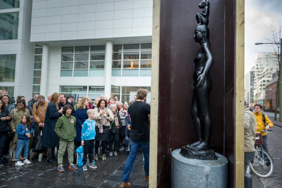 Onthulling sculptuur Femmy Otten foto: Eric de Vries, courtesy Stroom Den Haag