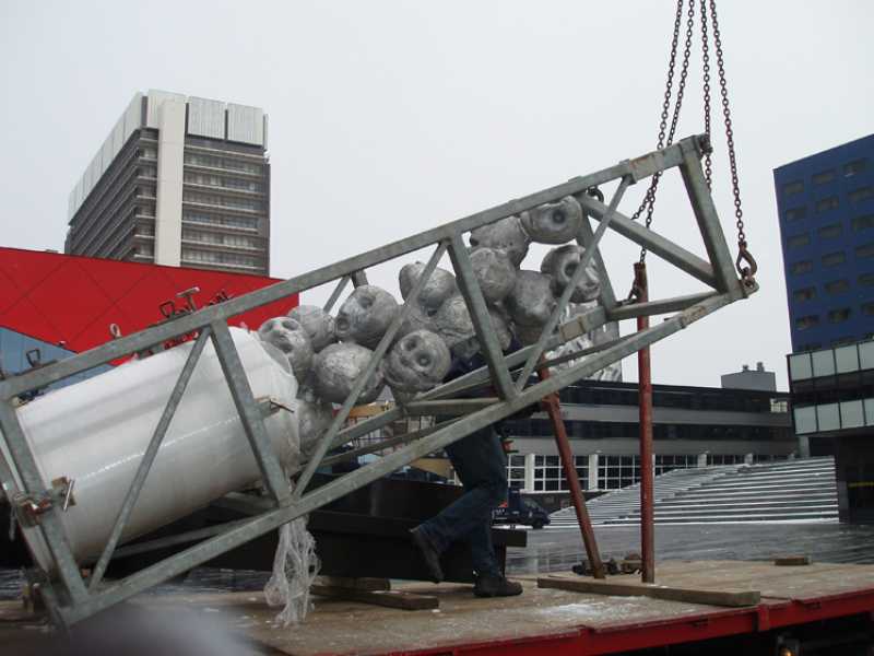 Atelier van Lieshout, de plaatsing van het beeld foto: Stroom Den Haag