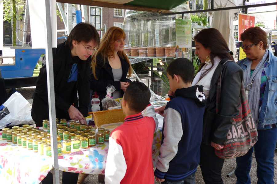 Informatiestand Honing Bank op Geraniummarkt, 30 april 2012 foto: Stroom den Haag