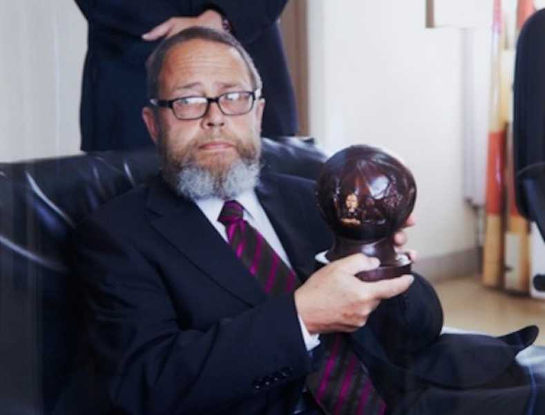 Chief Judge Lars Karlsson holding a commemorative statue of the Bazaramba trial, 2007 - 2011 Foto: Thomas Elfgren