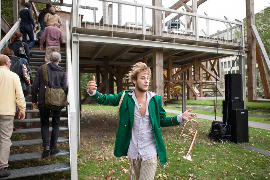 Peace and Justice Songs on Scaffold foto: Pieter Crucq, courtesy Stroom Den Haag