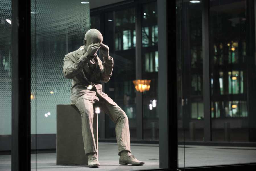 Diego Tonus and Anonymous, night view of 'A Moment of Darkness' at the Ministry of Finance building, The Hague, 2019 foto: Diego Tonus Studio