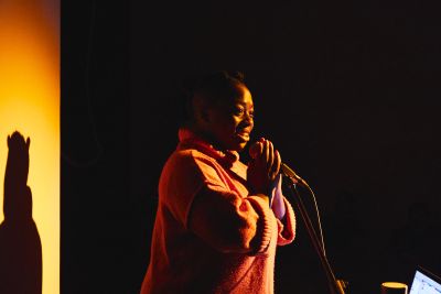 Opening weekend 'Towards a Black Testimony' Performance Shenece Oretha: 'HERE, PRESENT' foto: Tarona Leonora, courtesy Stroom Den Haag