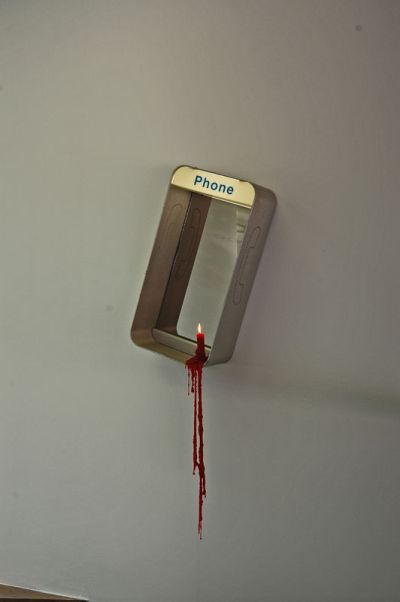 Mark Handforth "Red Phone", 2005, courtesy Gavin Brown's enterprise, New York foto: Rob Kollaard, courtesy Stroom Den Haag