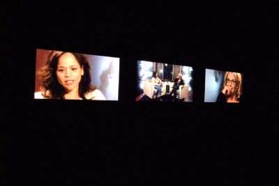 Omer Fast, Talk Show, video installation with three synchronized screens, 2009 foto: Rob Kollaard (Stroom Den Haag)