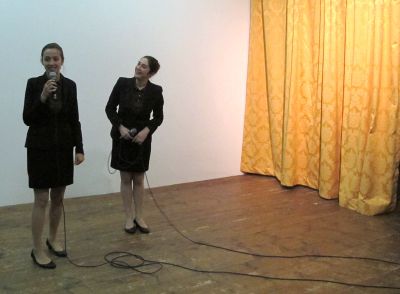 Louise Hervé & Chloé Maillet, 'The Wall That Bleeds (Projection and Voice-Over)', Performance at Stroom Den Haag (2012) foto: © Stroom Den Haag