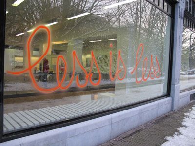 'Less is Less' graffiti door Luc Deleu foto: Stroom Den Haag