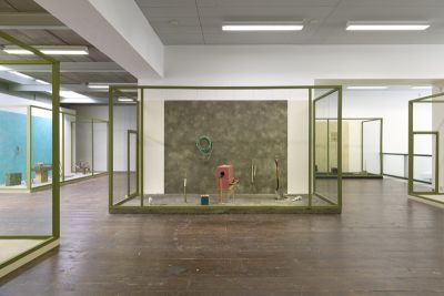 Gareth Moore, 'A Burning Bag as a Smoke-Grey Lotus', 2015 foto: Gerrit Schreurs, courtesy Stroom Den Haag