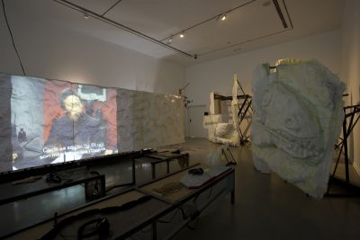 Installation view of 'Neil 'Beloufa: Counting on People' at La Casa Encendida in Madrid, 2015 foto: © Manuel Blanco/La Casa Encendida, 2015