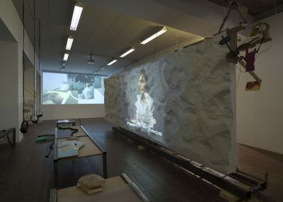 Installation view 'Neil Beloufa: Counting on People' bij Stroom Den Haag, 2015 foto: Hein van Liempd, courtesy Stroom Den Haag