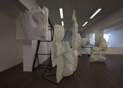Installation view 'Neil Beloufa: Counting on People' bij Stroom Den Haag, 2015 foto: Hein van Liempd, courtesy Stroom Den Haag