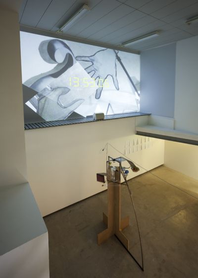 Installation view 'Neil Beloufa: Counting on People' bij Stroom Den Haag, 2015 foto: Hein van Liempd, courtesy Stroom Den Haag