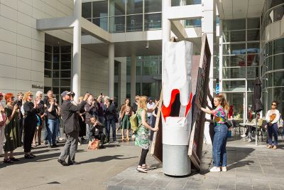 Yvonne Dröge Wendel, onthulling ‘To Be To Gather’, 2022 foto: Naomi Moonlion, courtesy Stroom Den haag