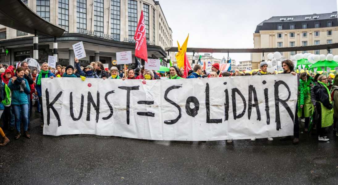 Kunst = Solidair, State of The Arts (SOTA) protest i.s.m. Hart boven Hard op Nationale stakingsdag voor de Vlaamse nonprofit-sector, 5 maart 2020; spandoek door Ben De Raes, foto door Stefaan, met dank aan SOTA