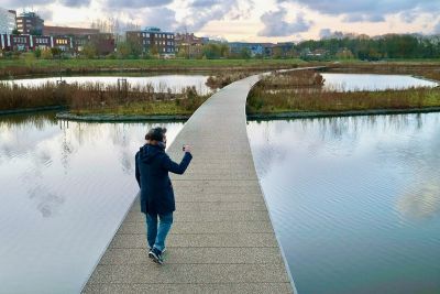 Michael Rakowitz op bezoek in Molenvlietpark foto: Wineke van Muiswinkel