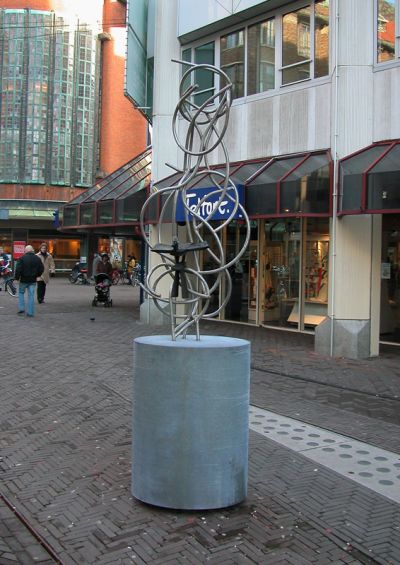 Emo Verkerk, 2005, 'sperwer', R.v.s. en brons foto: Stroom Den Haag