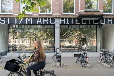 Raampartij: Neo Matloga, 'my hero is always next to me' (2021), Stroom Den Haag foto: Franz Mueller Schmidt. Alle rechten voorbehouden Hartwig Art Foundation